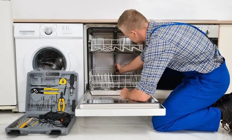 Serdivan Warmhaus servisi teknisyen ekibi beyaz eşya tamiri yaparken